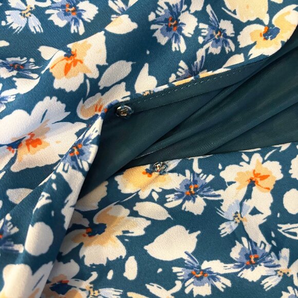 NWOT Sienna Sky Floral Midi Dress with Front Snap Closure – Flowy & Femi… - Picture 3 of 11